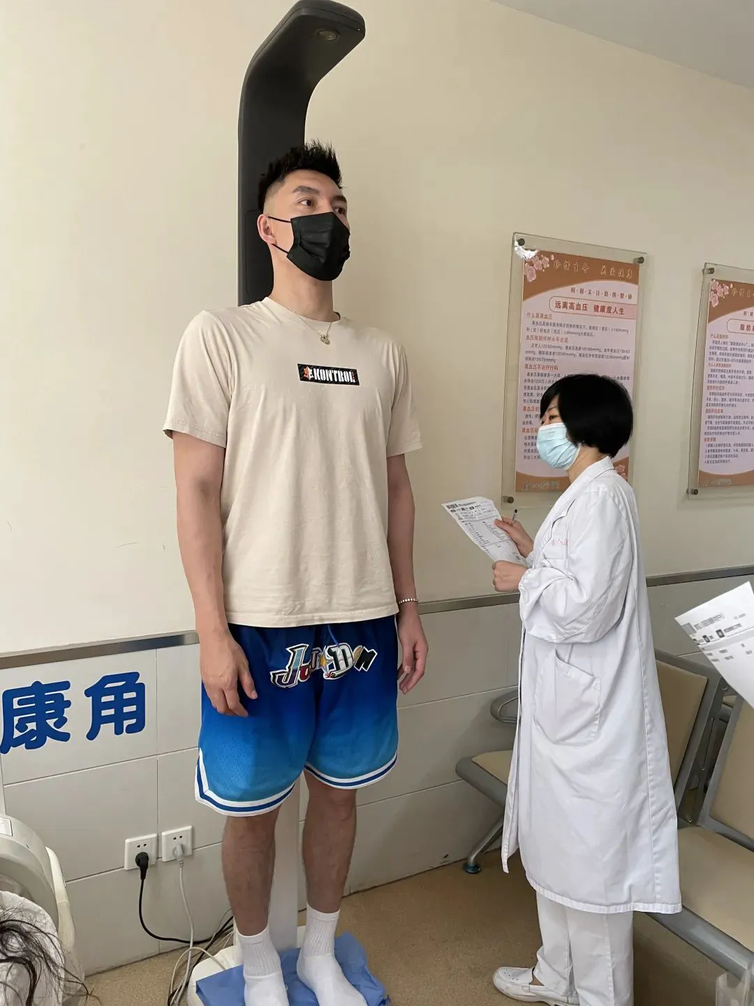 如何根据个人体能调整篮球对抗训练强度_0